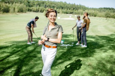 Arkadaşlarıyla golf oynayan bir kadın
