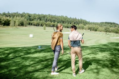 Golf sahasında erkek arkadaşlar.