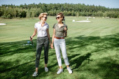 Golf sahasında bayan arkadaşlar.