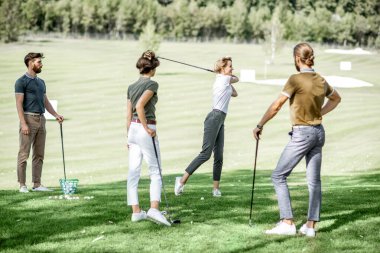 İnsanlar golf oynuyorlar.