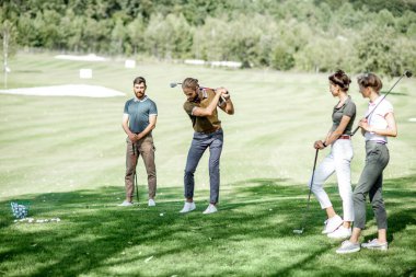 İnsanlar golf oynuyorlar.