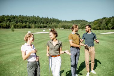 Golf sahasındaki arkadaşlar.