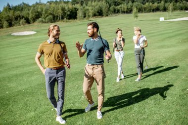 Golf sahasındaki arkadaşlar.