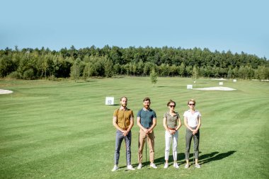 Golf sahasındaki arkadaşlar.