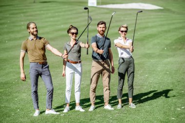 Golf sahasındaki arkadaşlar.