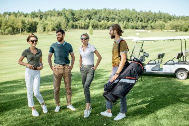 Golf sahasındaki arkadaşlar.