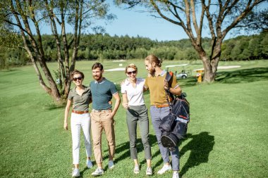Golf sahasındaki arkadaşlar.