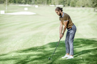 adam golf açık havada oynarken