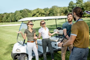 Golf sahasındaki arkadaşlar.