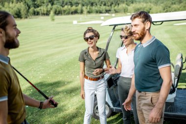 Golf sahasındaki arkadaşlar.