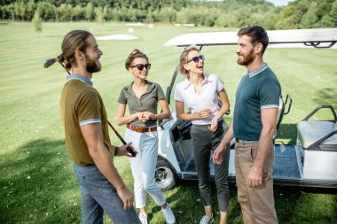 Golf sahasındaki arkadaşlar.