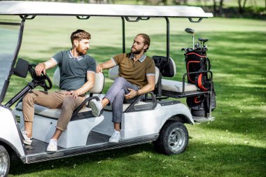 Golf arabası süren arkadaşlar.