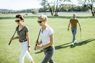 Golf sahasında yürüyen bir kadın