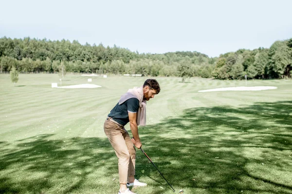Человек играет в гольф на открытом воздухе — стоковое фото
