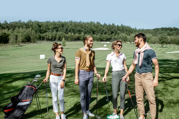 Friends on the golf course — Stock Photo, Image