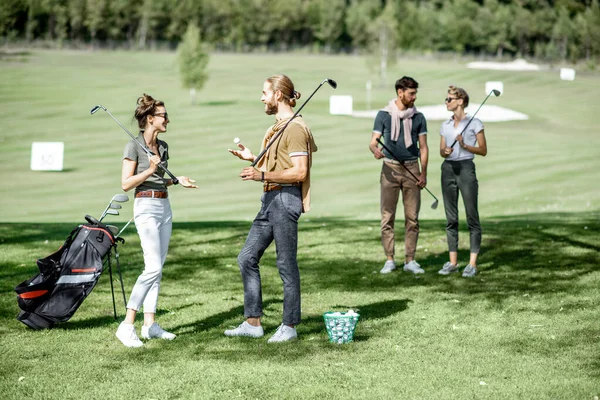 Golf sahasındaki genç arkadaşlar. — Stok fotoğraf