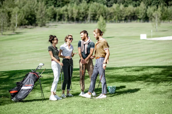 Unge venner på golfbanen – stockfoto