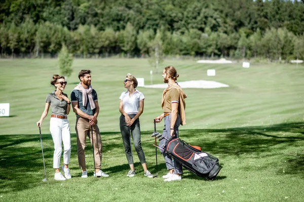 Jovens amigos no campo de golfe — Fotografia de Stock