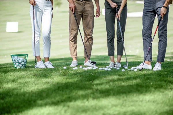 Pessoas com equipamento no campo de golfe — Fotografia de Stock
