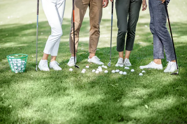 Golf sahasında ekipmanı olan insanlar. — Stok fotoğraf