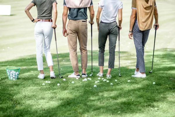 Pessoas com equipamento no campo de golfe — Fotografia de Stock