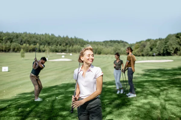 Arkadaşlarıyla golf oynayan bir kadın — Stok fotoğraf