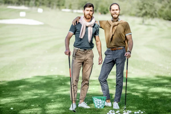 Amigos masculinos em um campo de golfe — Fotografia de Stock