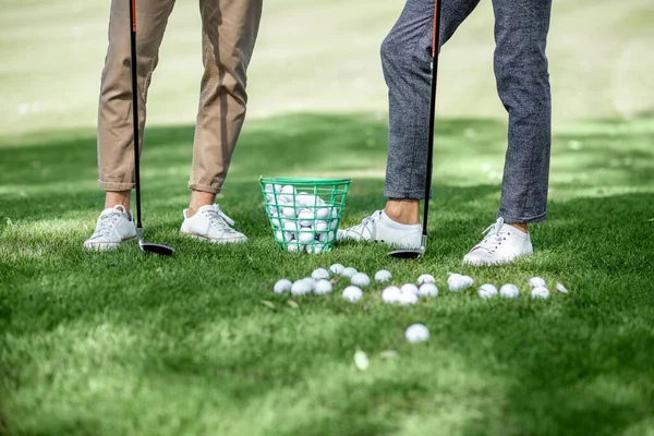 Mensen met materiaal op de golfbaan — Stockfoto