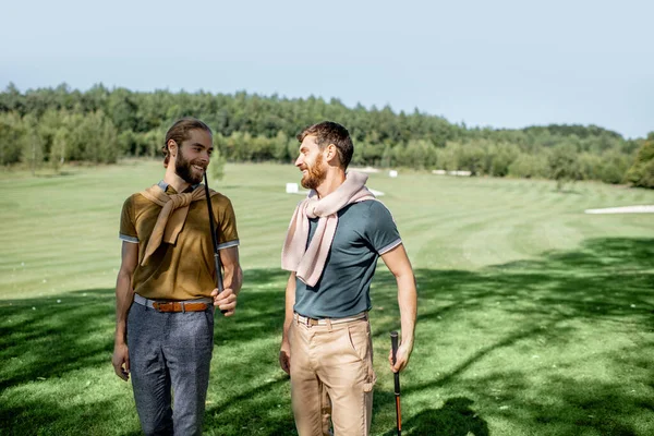 Amigos varones en un campo de golf — Foto de Stock