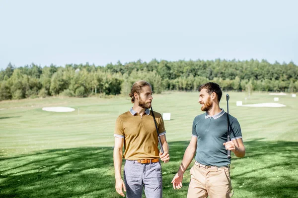 高尔夫球场上的男性朋友 — 图库照片