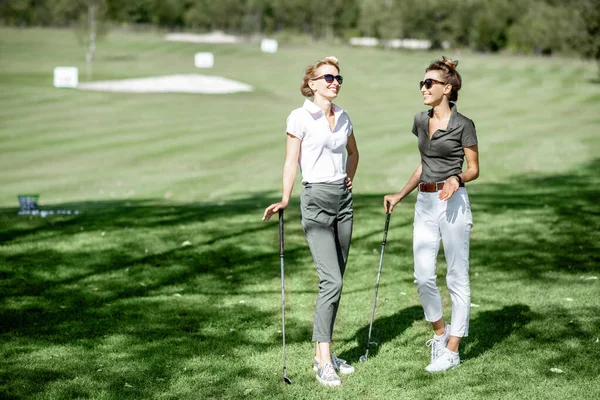 高尔夫球场上的女性朋友 — 图库照片