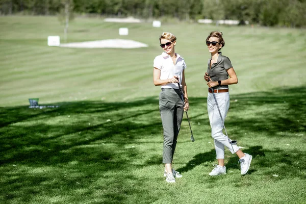 高尔夫球场上的女性朋友 — 图库照片