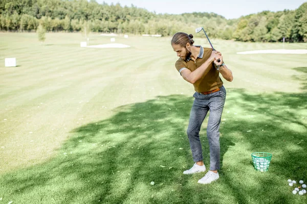 Adam golf açık havada oynarken — Stok fotoğraf