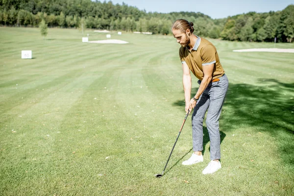 Adam golf açık havada oynarken — Stok fotoğraf