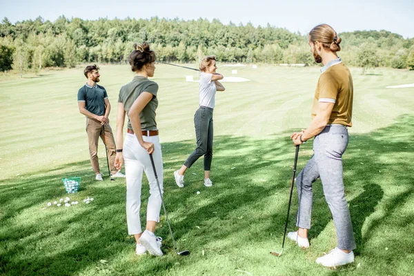 Les gens qui jouent au golf à l'extérieur — Photo