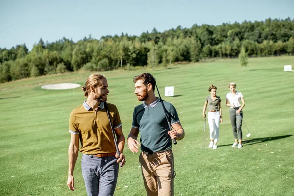 Друзья на поле для гольфа — стоковое фото