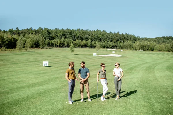 Amigos no campo de golfe — Fotografia de Stock