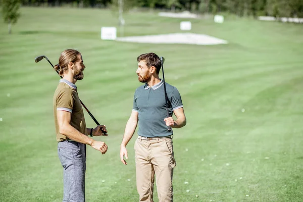 Amigos masculinos em um campo de golfe — Fotografia de Stock