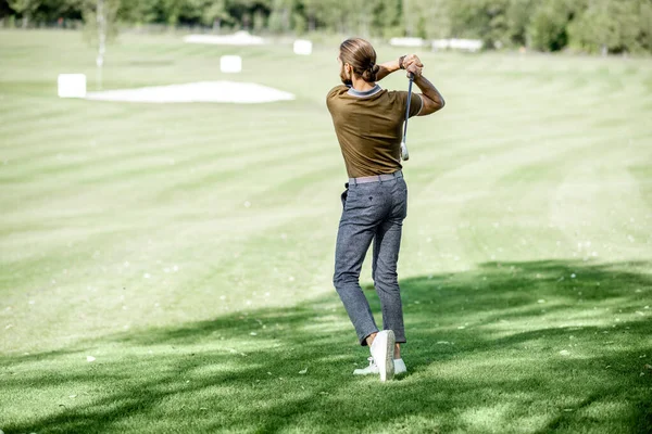 屋外でゴルフをしている男 — ストック写真