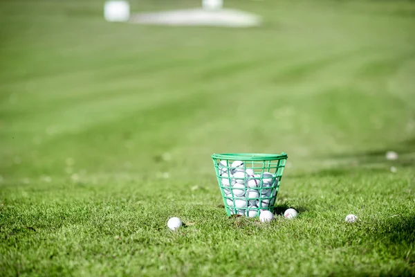 Mand met golfballen buiten Stockfoto