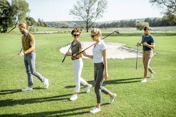 People walking on a golf course — Stock Photo, Image