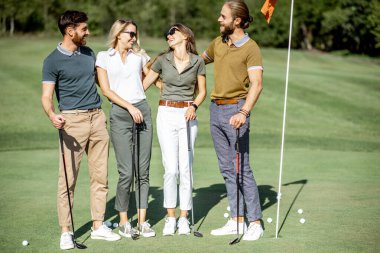 Golf sahasındaki arkadaşlar.