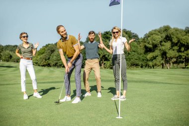 İnsanlar dışarıda golf oynuyor.