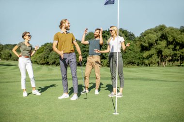 İnsanlar dışarıda golf oynuyor.