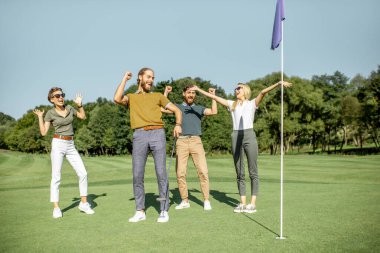 İnsanlar dışarıda golf oynuyor.