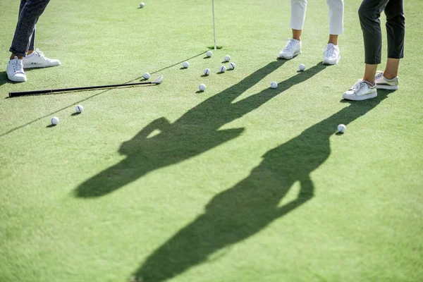 Pessoas que jogam num campo de golfe — Fotografia de Stock