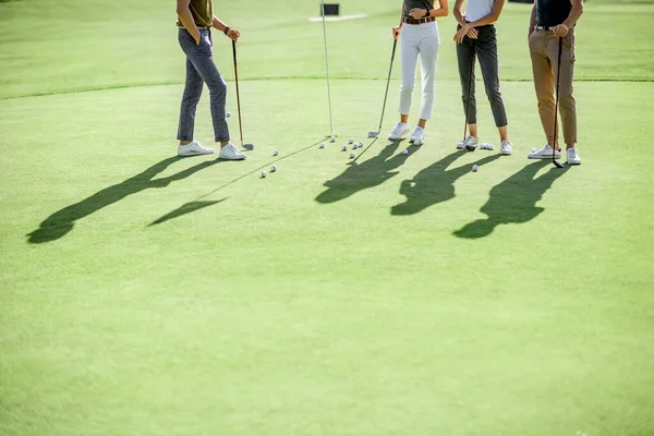 Les gens qui jouent sur un terrain de golf — Photo