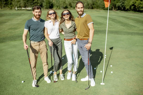 Amigos no campo de golfe — Fotografia de Stock