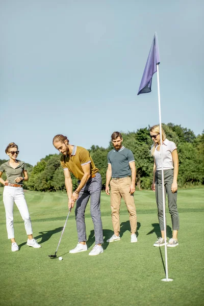 Pessoas que praticam golfe ao ar livre — Fotografia de Stock