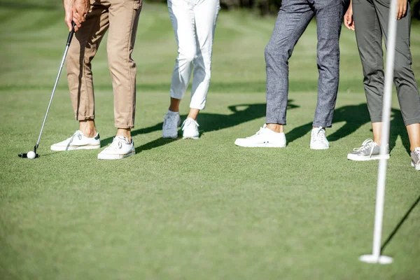 Pessoas que praticam golfe — Fotografia de Stock